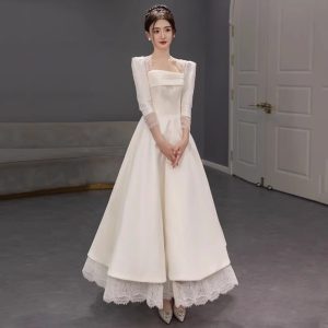 Vestido de novia de satén con encaje sencillo y empalmes, estilo retro europeo personalizado. Elegante temperamento de reina. Estilos de otoño e invierno.